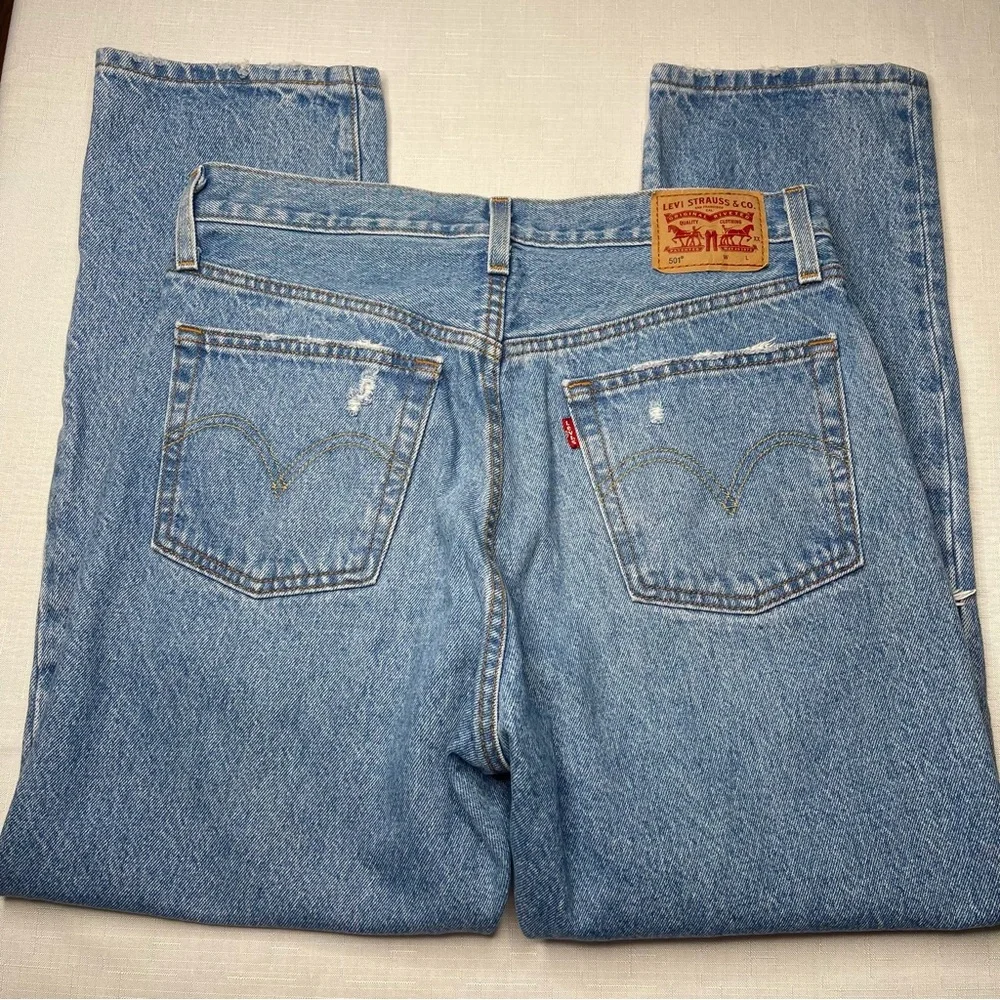 Levi's‎ womens button fly Light Blue Distressed Relaxed Jeans 28 x 26